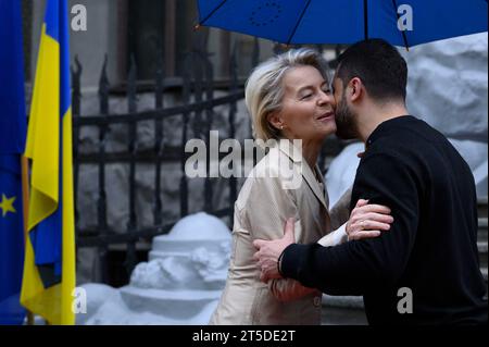 Kiev, Ukraine. 04 novembre 2023. Le président ukrainien Volodymyr Zelenskyy, à droite, accueille la présidente de la Commission européenne Ursula von der Leyen, à gauche, à son arrivée au Palais Mariinsky, le 4 novembre 2023 à Kiev, en Ukraine. Crédit : Présidence ukrainienne/Bureau de presse présidentiel ukrainien/Alamy Live News Banque D'Images