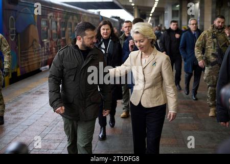 Kiev, Ukraine. 04 novembre 2023. Le président ukrainien Volodymyr Zelenskyy, à gauche, et la présidente de la Commission européenne Ursula von der Leyen, à droite, lors d'un événement à la gare centrale, le 4 novembre 2023 à Kiev, en Ukraine. Crédit : Présidence ukrainienne/Bureau de presse présidentiel ukrainien/Alamy Live News Banque D'Images