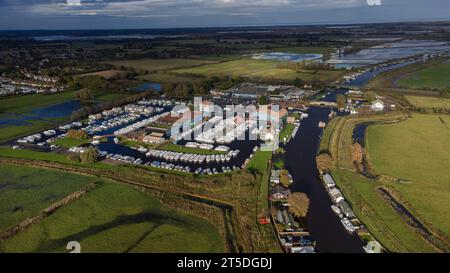 Vue aérienne de Potter Heigham, Norfolk, inondé en raison des hauts niveaux d'eau de la rivière Thurne après la tempête Babet Banque D'Images