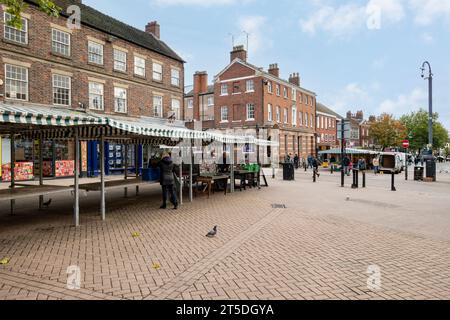 Newcastle-under-Lyme, Staffordshire-royaume-uni octobre, 21, 2023 marché de Newcastle regardant vers le haut vers la guilde hall , centre-ville rempli avec Banque D'Images