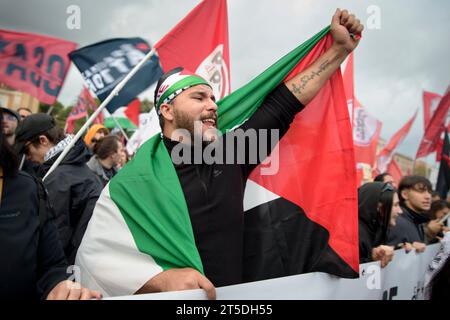 Rome, Italie. 4 novembre 2023. Un égyptien tient le drapeau palestinien avec son bras tout en criant des slogans de protestation lors de la marche pro-palestinienne à Rome. Environ 5 000 personnes ont pris part à la marche romaine en soutien à la Palestine, comme un sit-in contre le jour des forces armées et organisé par des mouvements étudiants, des centres sociaux et certains mouvements et comités de gauche dans d'autres villes, telles que Gênes et Pise. Crédit : ZUMA Press, Inc./Alamy Live News Banque D'Images