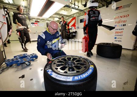 Sakhir, Bahreïn. 04 novembre 2023. Ingénieur michelin, portrait lors des 8 heures du BAPCo Energies WEC, Bahreïn. , . Championnat du monde d'Endurance FIA, du 1 au 4 novembre 2023 sur le circuit international de Bahreïn, à Sakhir, Bahreïn - photo Frédéric le Floc'h/DPPI crédit : DPPI Media/Alamy Live News crédit : DPPI Media/Alamy Live News Banque D'Images