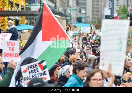 New York, États-Unis. 4 novembre 2023. Des centaines de partisans palestiniens se sont rassemblés dans Midtown Manhattan et ont défilé dans les rues de New York pour réclamer un cessez-le-feu à Gaza. Crédit : Ryan Rahman/Alamy Live News Banque D'Images