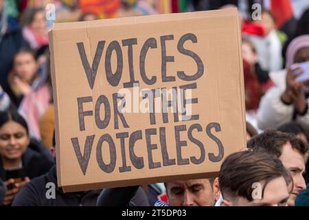 Glasgow, Écosse, Royaume-Uni. 4 novembre 2023. Les partisans de la Palestine se rassemblent à la gare centrale de Glasgow, puis marchent vers les studios de la BBC pour protester et appeler à la fin des bombardements à Gaza. Crédit : RGass/Alamy Live News Banque D'Images