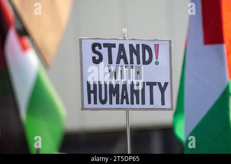 Glasgow, Écosse, Royaume-Uni. 4 novembre 2023. Les partisans de la Palestine se rassemblent à la gare centrale de Glasgow, puis marchent vers les studios de la BBC pour protester et appeler à la fin des bombardements à Gaza. Crédit : RGass/Alamy Live News Banque D'Images