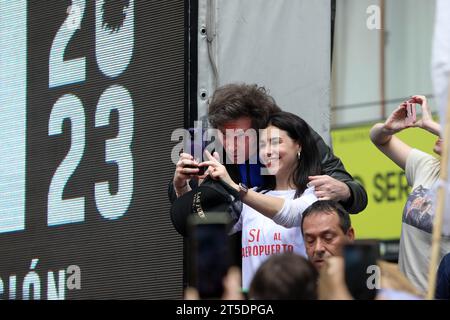 Buenos Aires, Buenos Aires, Argentine. 4 novembre 2023. Le candidat d’extrême droite à la présidence Javier Milei a salué ses partisans à El Palomar, Buenos Aires. (Image de crédit : © Claudio Santisteban/ZUMA Press Wire) USAGE ÉDITORIAL SEULEMENT! Non destiné à UN USAGE commercial ! Banque D'Images