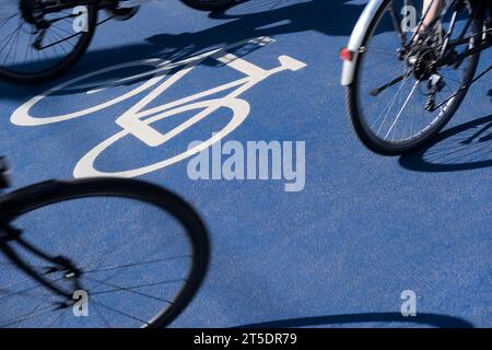 Cyclistes vélo sur la ville cyclable cycleway boulevard cyclable avec marquage bleu de la route cyclable Banque D'Images