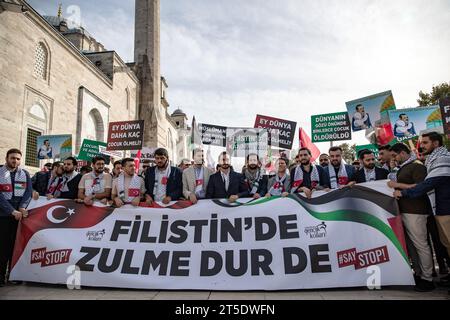 Istanbul, Turquie. 04 novembre 2023. Les membres de la branche jeunesse d'Istanbul du Parti AK tiennent des pancartes et une banderole disant "Arrêtez l'oppression en Palestine" pendant la manifestation. Les membres de la branche jeunesse d'Istanbul du Parti AK se sont rassemblés dans la cour de la mosquée Fatih pour soutenir la Palestine. Le groupe, marchant avec une banderole sur laquelle on pouvait lire "dites stop à l'oppression en Palestine", a fait une déclaration à la presse après avoir atteint le parc Sarachane. Crédit : SOPA Images Limited/Alamy Live News Banque D'Images