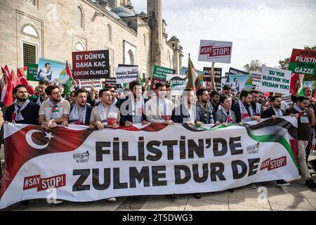 Istanbul, Turquie. 04 novembre 2023. Les membres de la branche jeunesse d'Istanbul du Parti AK tiennent des pancartes et une banderole disant "Arrêtez l'oppression en Palestine" pendant la manifestation. Les membres de la branche jeunesse d'Istanbul du Parti AK se sont rassemblés dans la cour de la mosquée Fatih pour soutenir la Palestine. Le groupe, marchant avec une banderole sur laquelle on pouvait lire "dites stop à l'oppression en Palestine", a fait une déclaration à la presse après avoir atteint le parc Sarachane. Crédit : SOPA Images Limited/Alamy Live News Banque D'Images