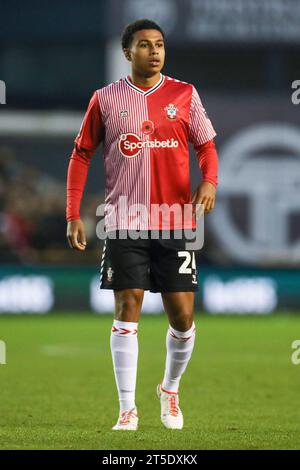 Londres, Royaume-Uni. 04 novembre 2023. La défenseuse de Southampton Shea Charles (24 ans) lors du match du Millwall FC contre Southampton FC SKY BET EFL Championship match au Den, Londres, Angleterre, Royaume-Uni le 4 novembre 2023 Credit : Every second Media/Alamy Live News Banque D'Images