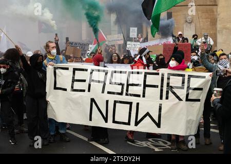 Londres, Royaume-Uni. 4 novembre 2023. Des dizaines de milliers de partisans palestiniens défilent dans le centre de Londres pour le quatrième samedi consécutif pour réclamer un cessez-le-feu et la fin du soutien britannique au siège et à la guerre d'Israël à Gaza qui, préviennent les agences de l'ONU, fait face à une catastrophe humanitaire. Organisée par une coalition comprenant Palestine Solidarity Campaign, Friends of Al Aqsa, Stop the War Coalition et Sisters Uncut, la manifestation intervient alors qu'Israël coupe la nourriture, l'eau et l'électricité et soumet Gaza à un bombardement intense. Crédit : Ron Fassbender/Alamy Live News Banque D'Images