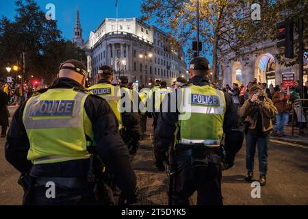 Londres, Royaume-Uni. 04 novembre 2023. Après la manifestation à Trafalgar, plusieurs manifestants se sont assis à Charing Cross Station forçant la force à bloquer la station et à arrêter une poignée de manifestants. Cela a conduit à plusieurs personnes à bloquer la camionnette de la police et à être poussées dans les tentatives pour empêcher la camionnette de prendre l'un des manifestants arrêtés. Londres, Royaume-Uni, 05/11/2023 Ehimetalor Unuabona/Alamy Live News crédit : Ehimetalor Unuabona/Alamy Live News Banque D'Images