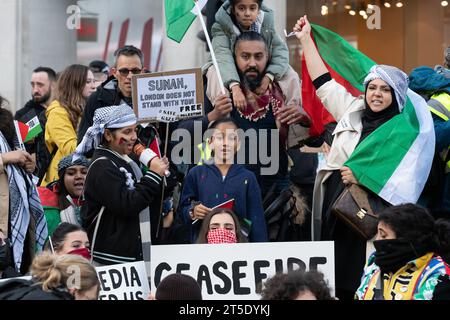 Londres, Royaume-Uni. 4 novembre 2023. Des militants organisent une manifestation à Oxford Circus alors que des dizaines de milliers de partisans palestiniens défilent dans le centre de Londres pour le quatrième samedi consécutif pour réclamer un cessez-le-feu et la fin du soutien britannique au siège et à la guerre d'Israël à Gaza qui, préviennent les agences de l'ONU, fait face à une catastrophe humanitaire. Organisée par une coalition comprenant Sisters Uncut et Lesbians and gays support migrants, la manifestation intervient alors qu'Israël coupe la nourriture, l'eau et l'électricité et continue de soumettre Gaza à d'intenses bombardements. Crédit : Ron Fassbender/Alamy Live News Banque D'Images