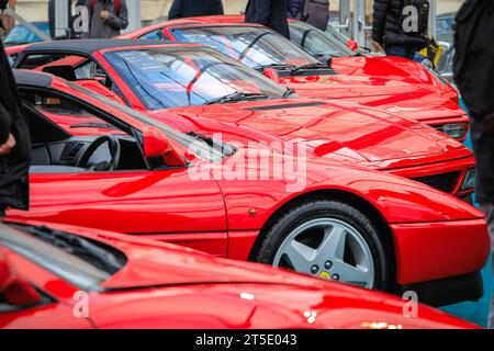 Londres, Royaume-Uni. 04 novembre 2023. Ferrari rouge exposée. Des voitures allant des modèles anciens aux voitures de course et de sport sont exposées dans le parc de Marlborough House à St James's à Londres dans le cadre de la présentation de RM Sotheby's Automotive Auction. L'événement est organisé en association avec le London to Brighton Veteran car Run. Crédit : Imageplotter/Alamy Live News Banque D'Images