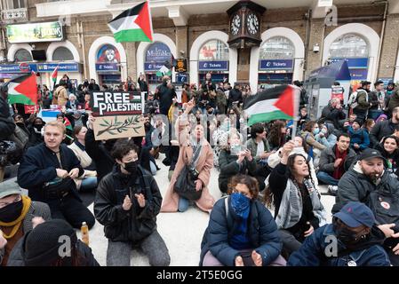 Londres, Royaume-Uni. 4 novembre 2023. Des militants organisent une manifestation d'occupation dans la station de Charing Cross après une marche de dizaines de milliers de partisans palestiniens dans le centre de Londres pour le quatrième samedi consécutif, exigeant un cessez-le-feu et la fin du soutien britannique au siège et à la guerre d'Israël à Gaza qui, avertissent les agences de l'ONU, fait face à une catastrophe humanitaire. La manifestation intervient alors qu'Israël coupe la nourriture, l'eau et l'électricité et soumet Gaza à un bombardement intense. Crédit : Ron Fassbender/Alamy Live News Banque D'Images