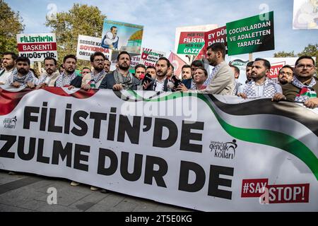Istanbul, Turquie. 04 novembre 2023. Les membres de la branche jeunesse d'Istanbul du Parti AK tiennent des pancartes et une banderole disant "Arrêtez l'oppression en Palestine" pendant la manifestation. Les membres de la branche jeunesse d'Istanbul du Parti AK se sont rassemblés dans la cour de la mosquée Fatih pour soutenir la Palestine. Le groupe, marchant avec une banderole sur laquelle on pouvait lire "dites stop à l'oppression en Palestine", a fait une déclaration à la presse après avoir atteint le parc Sarachane. (Photo Onur Dogman/SOPA Images/Sipa USA) crédit : SIPA USA/Alamy Live News Banque D'Images