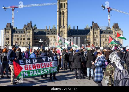 Ottawa, Canada - le 4 novembre 2023 : des manifestants se rassemblent sur la Colline du Parlement pour appeler au soutien des résidents de la bande de Gaza, à la fin des restrictions sur l'aide humanitaire dans la région et à un cessez-le-feu dans la guerre Israël-Hamas. La foule exige également que le Canada cesse de soutenir l’action militaire israélienne contre le Hamas. Banque D'Images