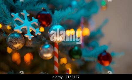 Fond rapproché d'arbre de Noël avec plusieurs décorations, rendu 3D. Banque D'Images