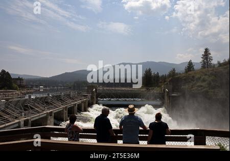 Les touristes voient le barrage de Post Falls le long de la rivière Spokane au printemps. Post Falls, Idaho du Nord. Banque D'Images