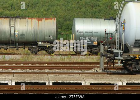 Copsa Mica, Roumanie - 09 octobre 2023 : conteneur-citerne de la société privée de transport ferroviaire de marchandises Grup Feroviar Roman. Banque D'Images