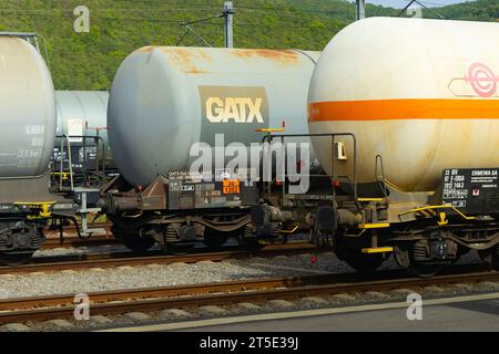 Copsa Mica, Roumanie - 09 octobre 2023 : conteneur-citerne de la société mondiale de location de wagons GATX. Banque D'Images