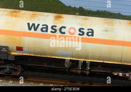 Copsa Mica, Roumanie - 09 octobre 2023 : conteneur-citerne de la société internationale de location et de gestion de wagons de fret Wascosa AG. Banque D'Images