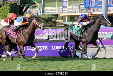 Arcadia, États-Unis. 04 novembre 2023. Auguste Rodin, monté par Ryan Moore, remporte la Breeders Cup Turf lors de la 40e édition des Breeders' Cup Championships à Santa Anita Park à Arcadia, en Californie. Le samedi 4 novembre 2023. Photo de Mark Abraham/UPI crédit : UPI/Alamy Live News Banque D'Images