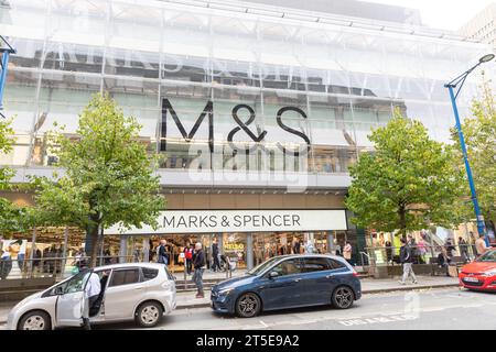 Marks and Spencer grand magasin dans le centre-ville de Manchester, vue extérieure du magasin, Angleterre, Royaume-Uni, 2023 Banque D'Images