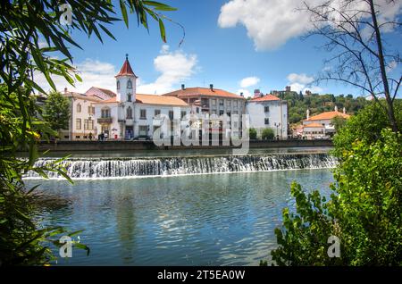 Vue de la vieille ville de Tomar au Portugal avec la rivière au premier plan Banque D'Images