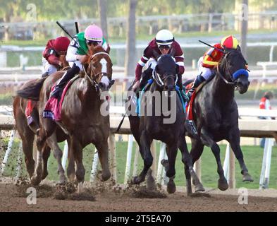 Arcadia, États-Unis. 04 novembre 2023. Elite Power, monté par Irad Ortiz, Jr. (À gauche, chapeau rose) remporte la Breeders Cup Sprint lors de la 40e édition des Breeders' Cup Championships à Santa Anita Park à Arcadia, en Californie. Le samedi 4 novembre 2023. Photo de Mark Abraham/UPI crédit : UPI/Alamy Live News Banque D'Images