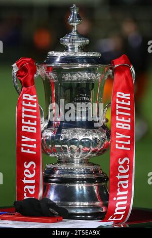 Hayes Lane, Royaume-Uni. 04 novembre 2023. Le trophée Emirates FA Cup lors du match Emirates FA Cup Bromley FC vs Blackpool au Bromley football Club, Hayes Lane, Royaume-Uni, le 4 novembre 2023 (photo Gareth Evans/News Images) à Hayes Lane, Royaume-Uni le 11/4/2023. (Photo Gareth Evans/News Images/Sipa USA) crédit : SIPA USA/Alamy Live News Banque D'Images