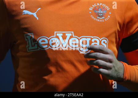 Hayes Lane, Royaume-Uni. 04 novembre 2023. Le sponsor LeoVegas sur le maillot domicile Blackpool lors du match de la Emirates FA Cup Bromley FC vs Blackpool au Bromley football Club, Hayes Lane, Royaume-Uni, le 4 novembre 2023 (photo Gareth Evans/News Images) à Hayes Lane, Royaume-Uni le 11/4/2023. (Photo Gareth Evans/News Images/Sipa USA) crédit : SIPA USA/Alamy Live News Banque D'Images