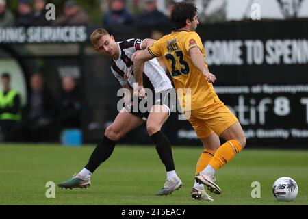 Glen Taylor de Spennymoor Town affronte Zak Mills de Boston United lors du match nord de la Ligue nationale de Vanarama entre Spennymoor Town et Boston United au Brewery Field, Spennymoor le samedi 4 novembre 2023. (Photo : Mark Fletcher | MI News) crédit : MI News & Sport / Alamy Live News Banque D'Images