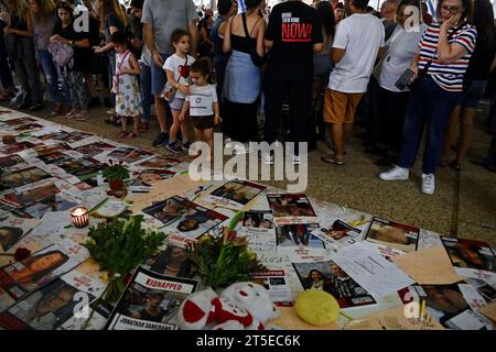 Tel Aviv, Israël. 4 novembre 2023. Protestation pour la libération d'otages, qui ont été enlevés par le Hamas, lors d'une attaque brutale le 7 octobre 2023, et emmenés à Gaza. Les membres de leur famille ont un message pour le gouvernement israélien : « Benjamin Netanyahu, Yoav Gallant, Benny Gantz : la vie des otages est entre vos mains ! » Crédit : Nadezda Tavodova Tezgor/Alamy Live News H : crédit : Nadezda Tavodova Tezgor/Alamy Live News Banque D'Images