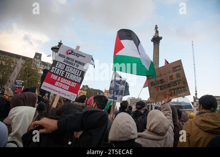 Londres, Royaume-Uni. 4 novembre 2023. Les manifestants brandissent des pancartes sur Trafalgar Square où des milliers de personnes se sont rassemblées pour appeler à un cessez-le-feu à Gaza. La manifestation fait suite à la dernière flambée de violence entre le Hamas et Israël. Crédit : Kiki Streitberger/Alamy Live News Banque D'Images