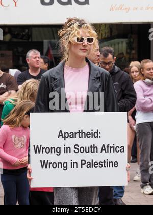 Canberra, Australie. 4 novembre 2023. Les manifestants se rassemblent à Canberra, en Australie, pour soutenir la Palestine et appeler à un cessez-le-feu immédiat à Gaza. Crédit : Leo Bild/Alamy Live News Banque D'Images