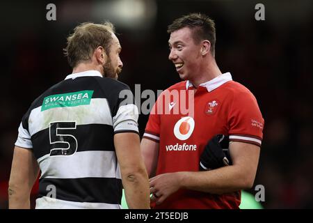 Cardiff, Royaume-Uni. 04 novembre 2023. Alun Wyn Jones de Barbarians et Adam Beard du pays de Galles discutent après le match. Wales v Barbarians au Principality Stadium à Cardiff le samedi 4 novembre 2023. photo par Andrew Orchard/Andrew Orchard photographie sportive/Alamy Live News crédit : Andrew Orchard photographie sportive/Alamy Live News Banque D'Images