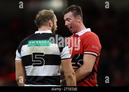 Cardiff, Royaume-Uni. 04 novembre 2023. Alun Wyn Jones de Barbarians et Adam Beard du pays de Galles discutent après le match. Wales v Barbarians au Principality Stadium à Cardiff le samedi 4 novembre 2023. photo par Andrew Orchard/Andrew Orchard photographie sportive/Alamy Live News crédit : Andrew Orchard photographie sportive/Alamy Live News Banque D'Images