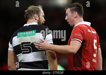 Cardiff, Royaume-Uni. 04 novembre 2023. Alun Wyn Jones de Barbarians et Adam Beard du pays de Galles discutent après le match. Wales v Barbarians au Principality Stadium à Cardiff le samedi 4 novembre 2023. photo par Andrew Orchard/Andrew Orchard photographie sportive/Alamy Live News crédit : Andrew Orchard photographie sportive/Alamy Live News Banque D'Images