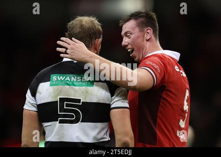 Cardiff, Royaume-Uni. 04 novembre 2023. Alun Wyn Jones de Barbarians et Adam Beard du pays de Galles discutent après le match. Wales v Barbarians au Principality Stadium à Cardiff le samedi 4 novembre 2023. photo par Andrew Orchard/Andrew Orchard photographie sportive/Alamy Live News crédit : Andrew Orchard photographie sportive/Alamy Live News Banque D'Images