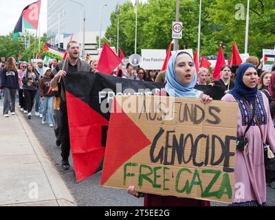 Canberra, Australie. 4 novembre 2023. Les manifestants se rassemblent à Canberra, en Australie, pour soutenir la Palestine et appeler à un cessez-le-feu immédiat à Gaza. Crédit : Leo Bild/Alamy Live News Banque D'Images