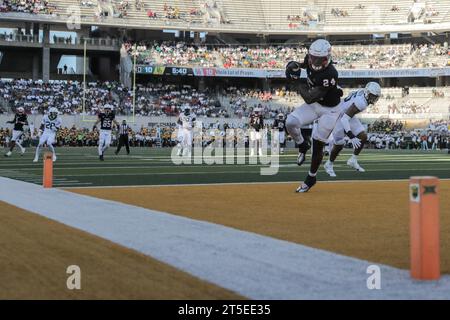 Benbrook, Texas, États-Unis. 4 novembre 2023. TONY MATHIS Jr. De Houston. (24) met les pieds dans la zone d'extrémité après avoir obtenu une réception contre le défenseur de Baylor Garmon RANDOLPH (55) lors du match de samedi au McLane Stadium à Waco. Houston et Baylor sont allés en OT avec Houston gagnant la victoire 25-24 sur une couverture de deux poimt. (Image de crédit : © Brian McLean/ZUMA Press Wire) USAGE ÉDITORIAL SEULEMENT! Non destiné à UN USAGE commercial ! Banque D'Images