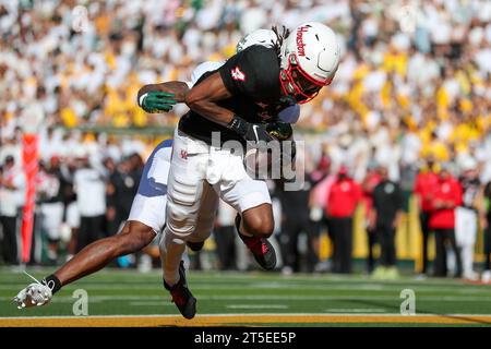 Waco, Texas, États-Unis. 4 novembre 2023. SAMUEL BROWN de Houston (4) obtient une passe pour Houston contre Baylor's CHATEAU REED (21) au cours du premier quart-temps de jeu. La réception était le premier TD du match de Houston samedi après-midi au McLane Stadium de Waco. Houston a remporté le match 25-24 dans une conversion de deux points pendant OT. (Image de crédit : © Brian McLean/ZUMA Press Wire) USAGE ÉDITORIAL SEULEMENT! Non destiné à UN USAGE commercial ! Banque D'Images