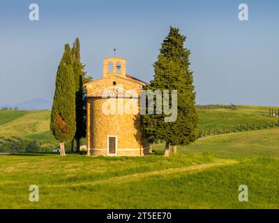 Chapelle de la Madonna di Vitaleta, peu après le lever du soleil, Toscane, Italie. Banque D'Images