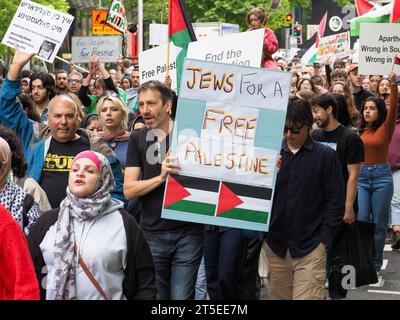 Canberra, Australie. 4 novembre 2023. Les manifestants se rassemblent à Canberra, en Australie, pour soutenir la Palestine et appeler à un cessez-le-feu immédiat à Gaza. Crédit : Leo Bild/Alamy Live News Banque D'Images