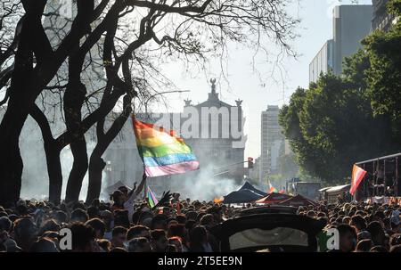 Buenos Aires, Argentine. 04 novembre 2023. De nombreuses personnes participent à la Pride Parade annuelle dans la capitale. Crédit : Florencia Martin/dpa/Alamy Live News Banque D'Images