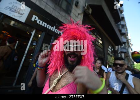 Buenos Aires, Argentine. 04 novembre 2023. De nombreuses personnes participent à la Pride Parade annuelle dans la capitale. Crédit : Florencia Martin/dpa/Alamy Live News Banque D'Images