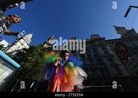 Buenos Aires, Argentine. 04 novembre 2023. De nombreuses personnes participent à la Pride Parade annuelle dans la capitale. Crédit : Florencia Martin/dpa/Alamy Live News Banque D'Images