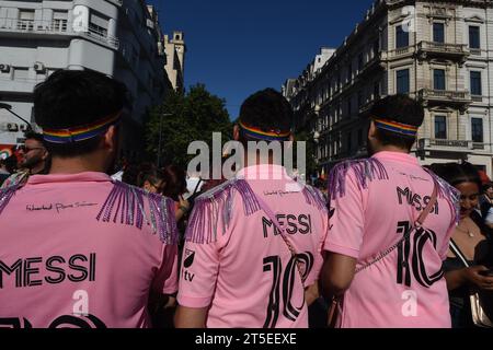 Buenos Aires, Argentine. 04 novembre 2023. De nombreuses personnes participent à la Pride Parade annuelle dans la capitale. Crédit : Florencia Martin/dpa/Alamy Live News Banque D'Images