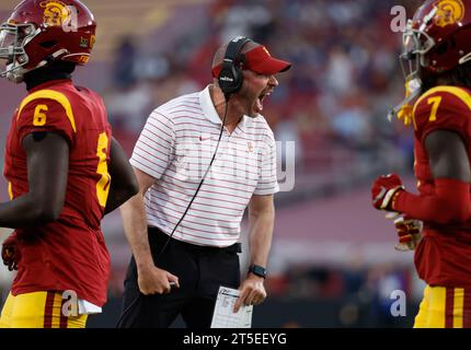 4 novembre 2023 le coordinateur défensif de l'USC Alex Grinch réagit lors du match de football de la NCAA entre les Huskies de Washington et les chevaux de Troie de l'USC au Los Angeles Coliseum de Los Angeles, en Californie. Crédit photo obligatoire : Charles Baus/CSM (crédit image : © Charles Baus/Cal Sport Media) Banque D'Images